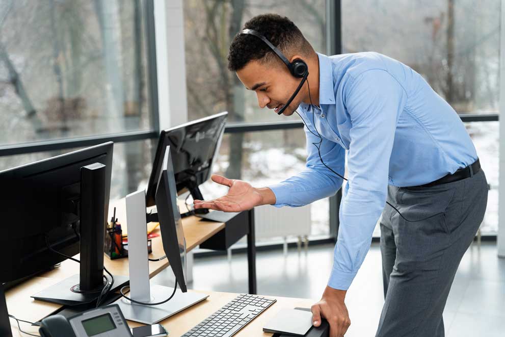 IT support specialist helping a client remotely as part of managed IT services IT support specialist helping a client remotely as part of managed IT services